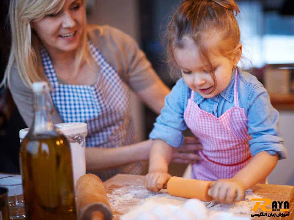 آشپزی-بچه- بهترین روش یادگیری زبان در کودکان